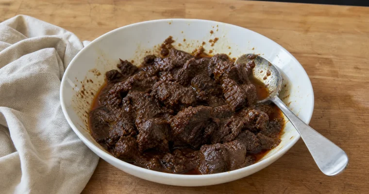 Rendang : comment la cuisson longue a résolu le problème du transport de la viande