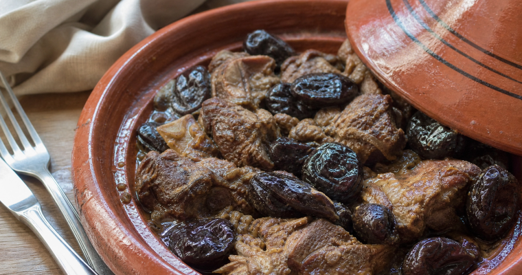 Tajine d&rsquo;agneau aux pruneaux : pourquoi le couvercle conique change tout