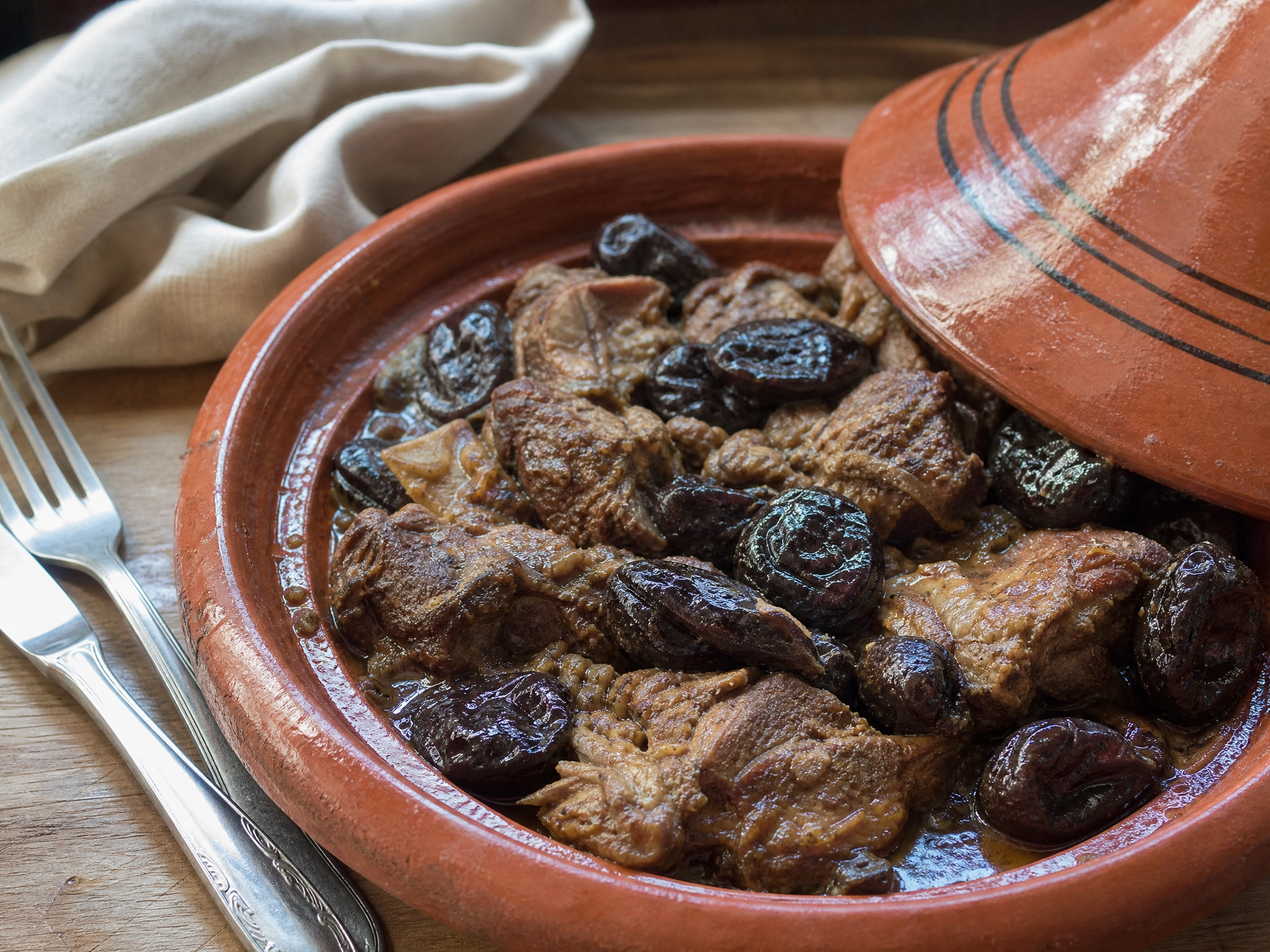 Tajine d&rsquo;agneau aux pruneaux : pourquoi le couvercle conique change tout